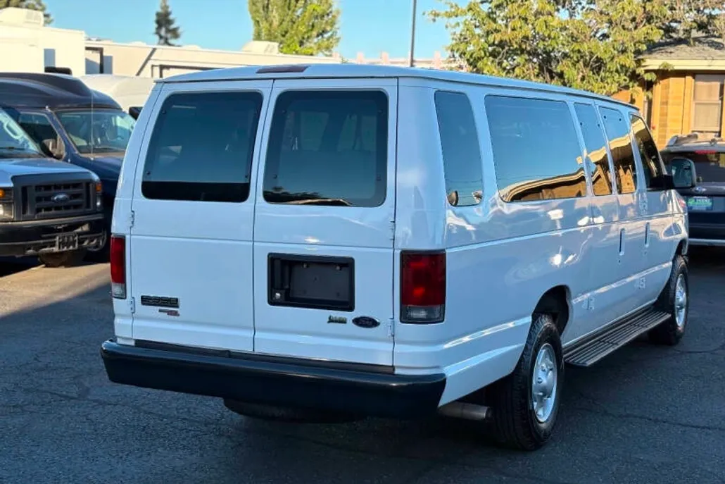 2011 Ford E-350 photo 1