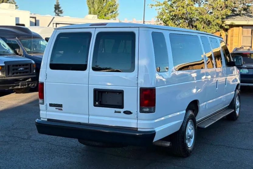 2011 Ford E-350 photo 1