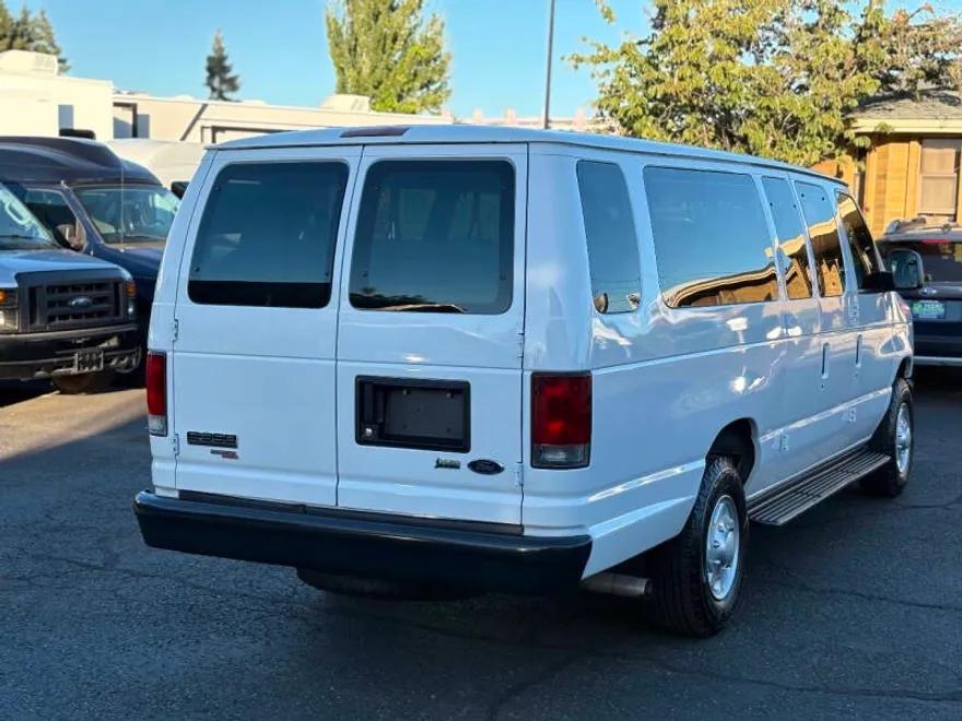 2011 Ford E-350 photo 1