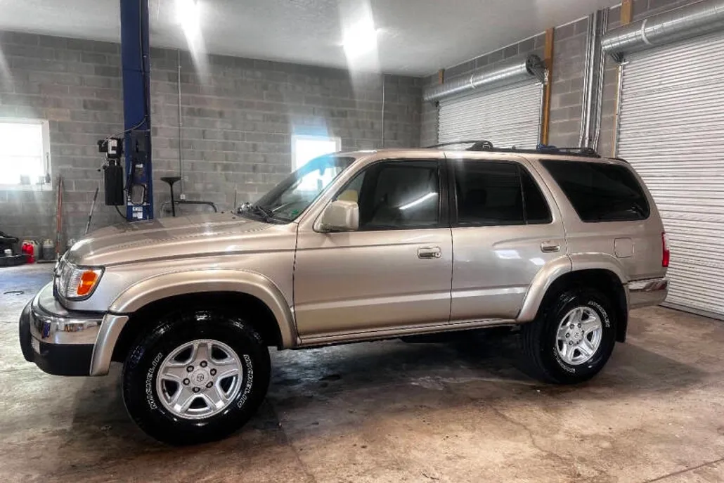 2002 Toyota 4Runner SR5 photo 1