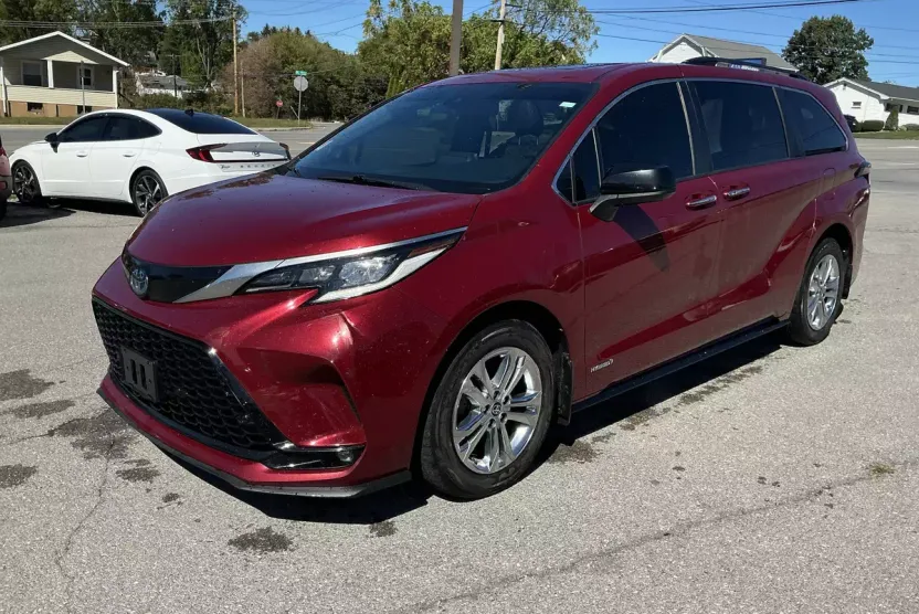 2021 Toyota Sienna XSE photo 1