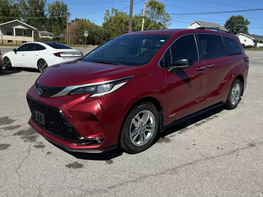 2021 Toyota Sienna XSE photo 1