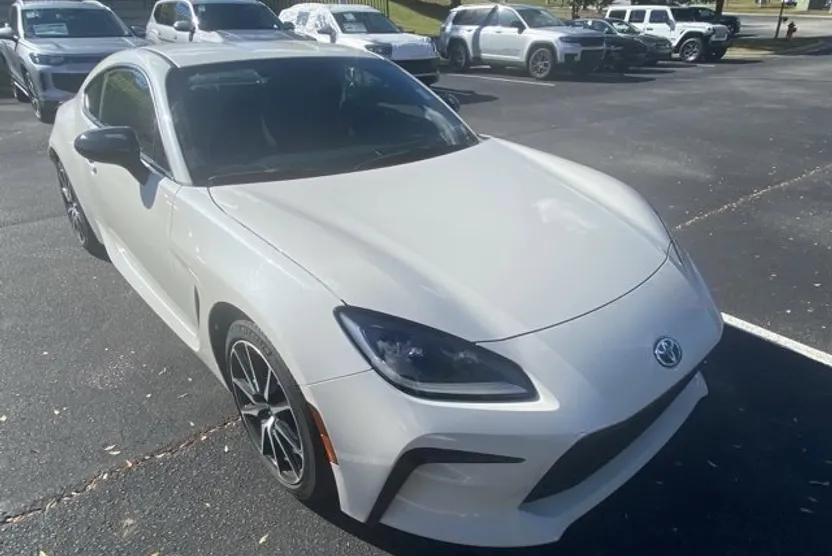 2024 Toyota GR86 Base photo 1