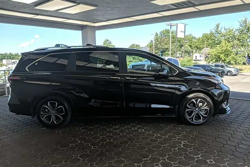 2025 Toyota Sienna Platinum photo 1