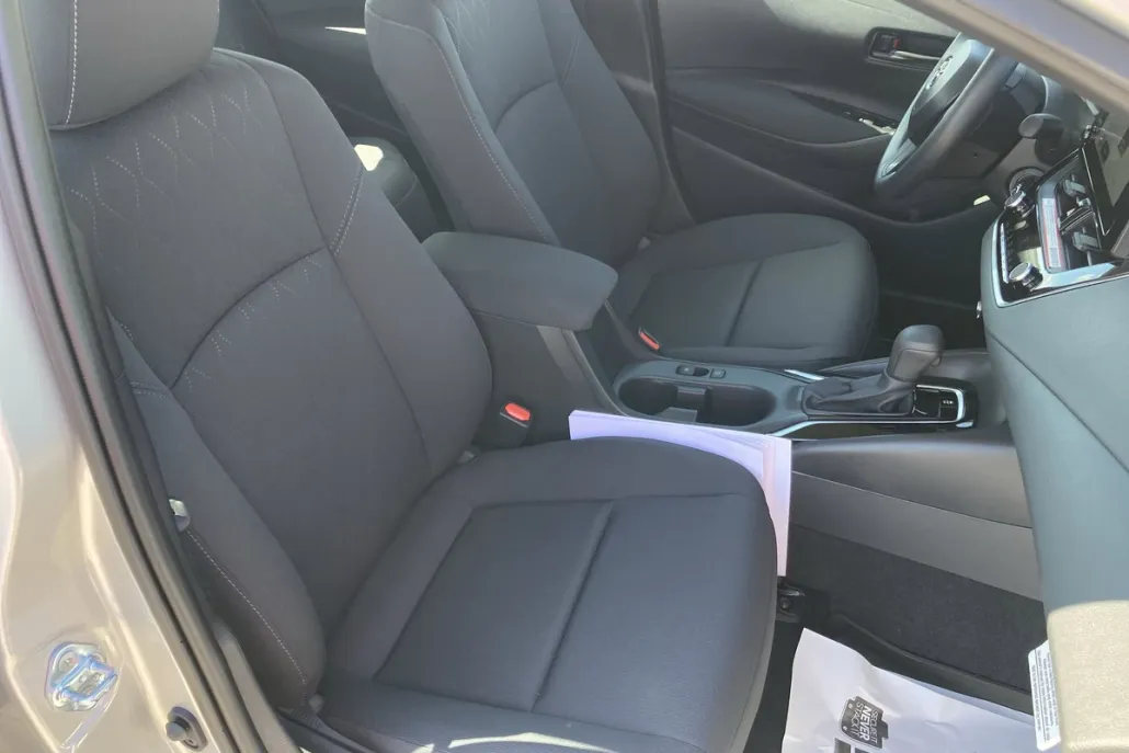 2025 Toyota Corolla LE photo 1