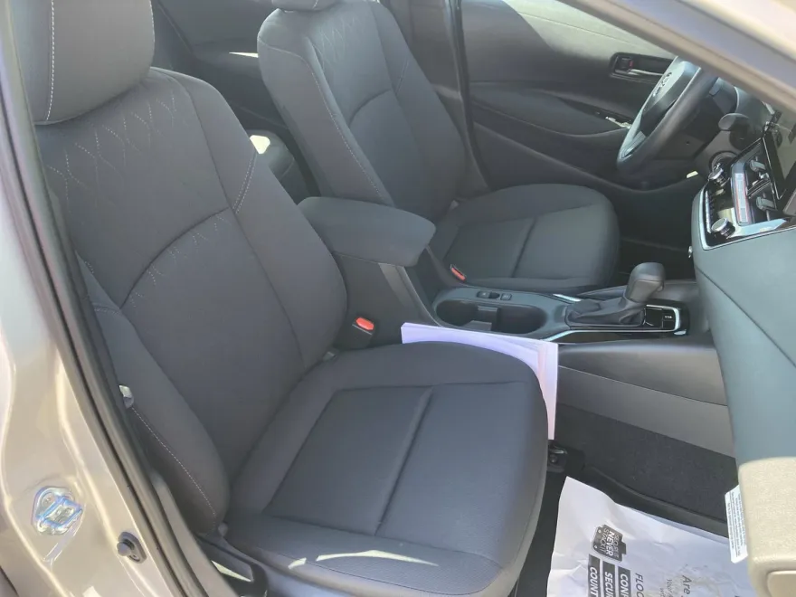 2025 Toyota Corolla LE photo 1