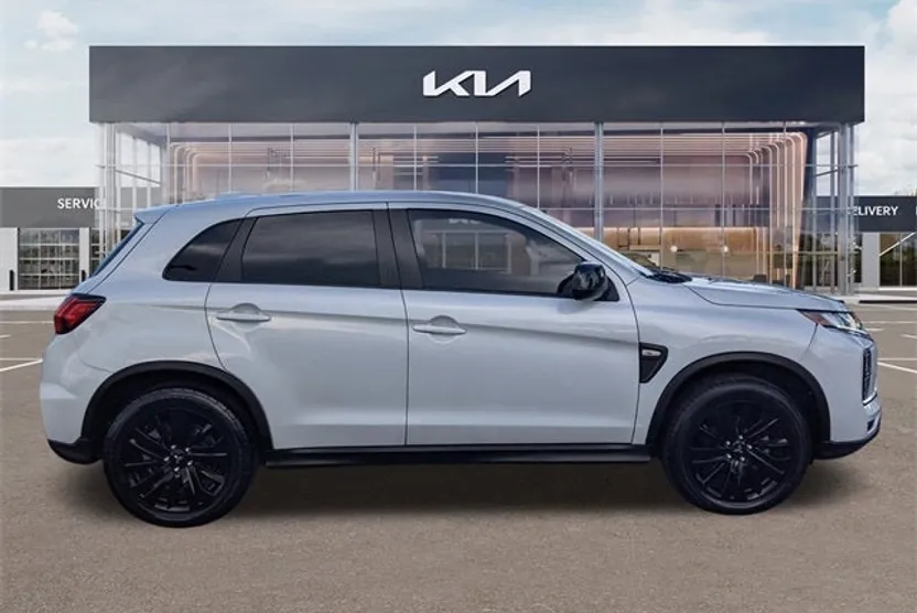 2022 Mitsubishi Outlander Sport LE photo 1