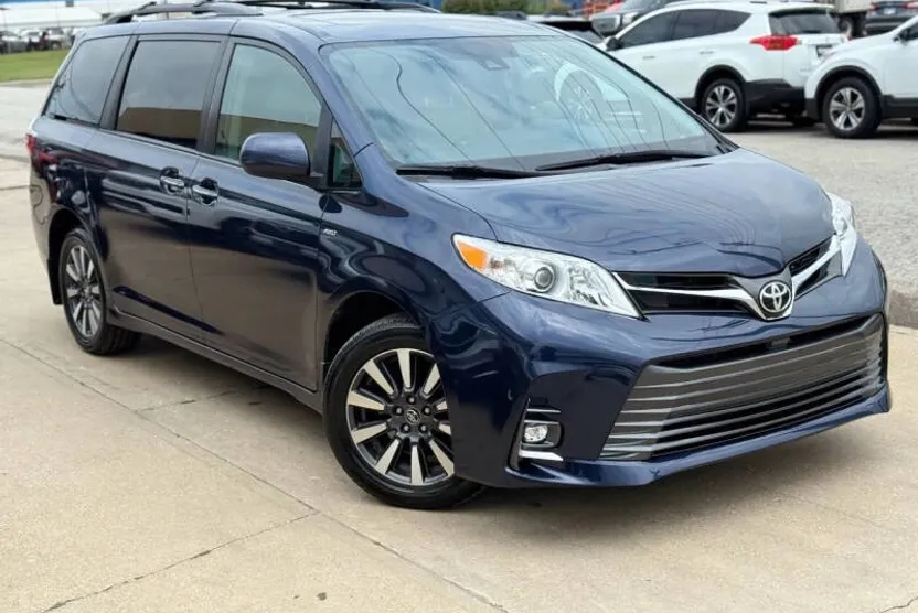 2019 Toyota Sienna XLE photo 1