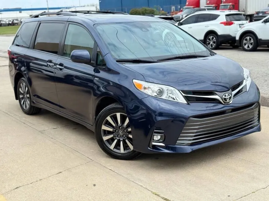 2019 Toyota Sienna XLE photo 1
