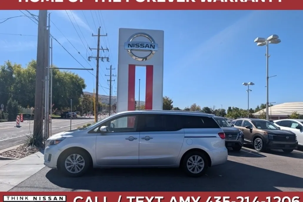 2017 Kia Sedona LX photo 1