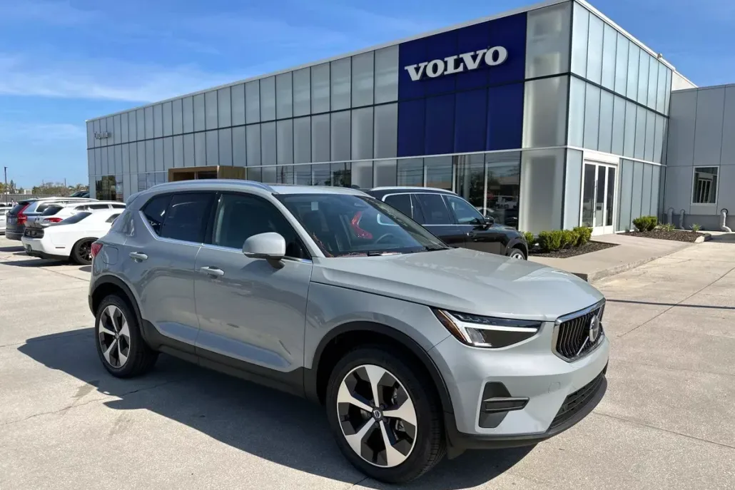 2025 Volvo XC40 Core photo 1