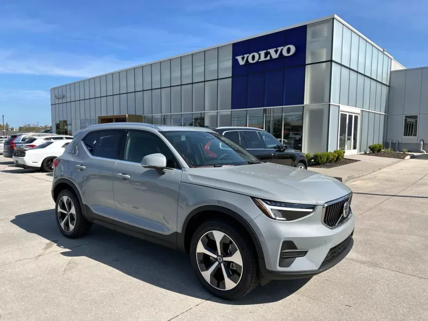 2025 Volvo XC40 Core photo 1