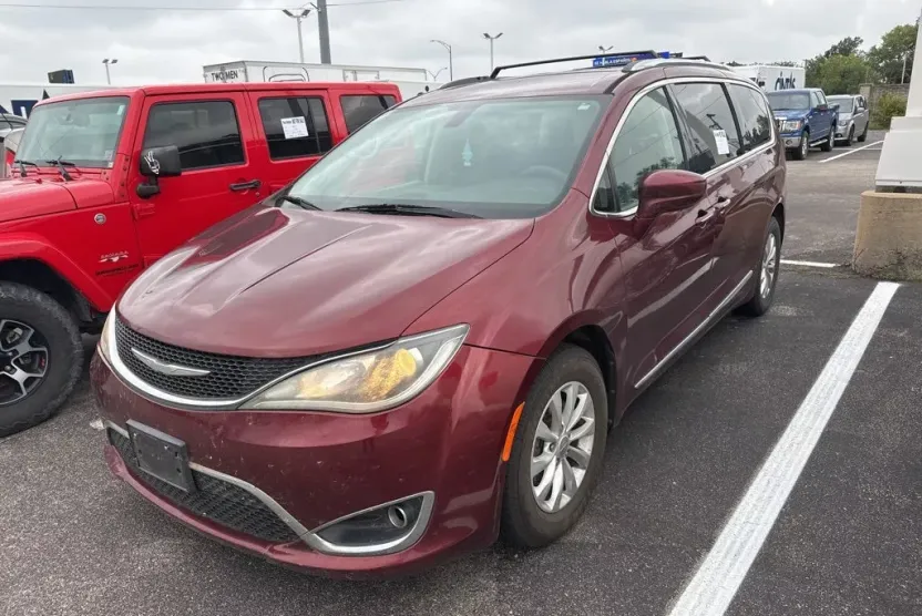 2018 Chrysler Pacifica Touring L photo 1
