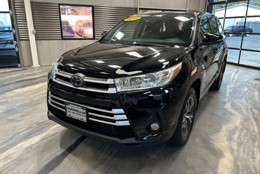2017 Toyota Highlander LE Plus photo 1