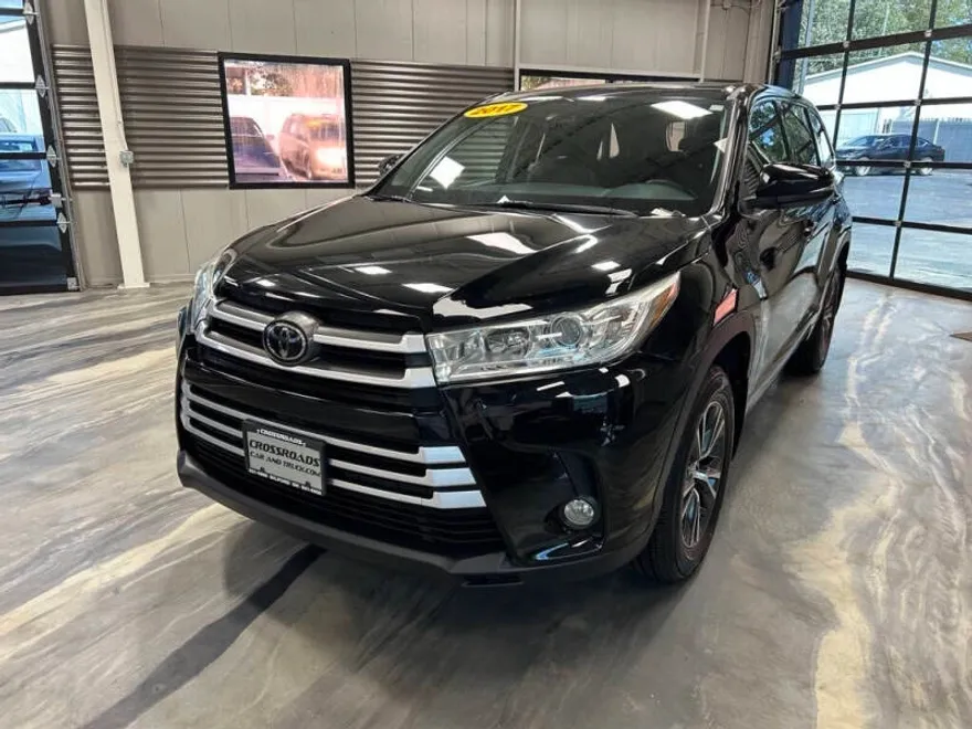 2017 Toyota Highlander LE Plus photo 1