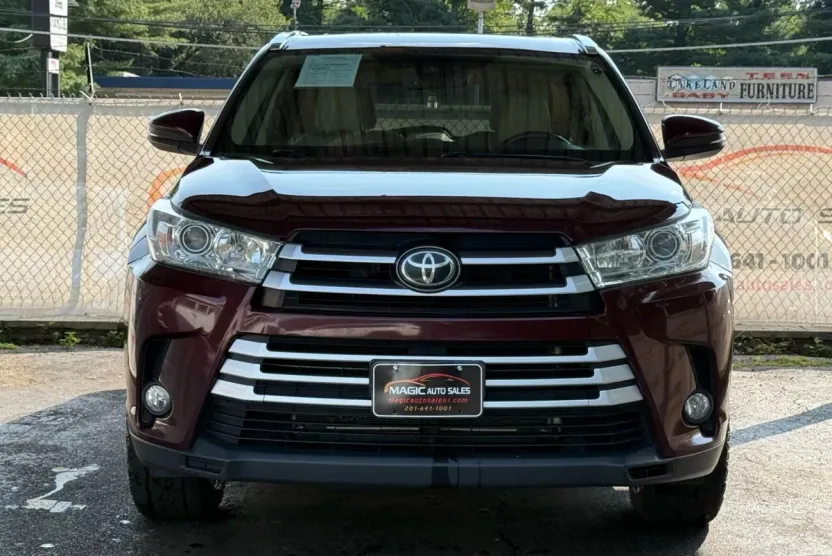 2019 Toyota Highlander XLE Sport photo 1