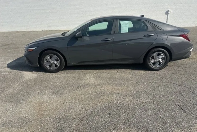 2024 Hyundai Elantra SE photo 1