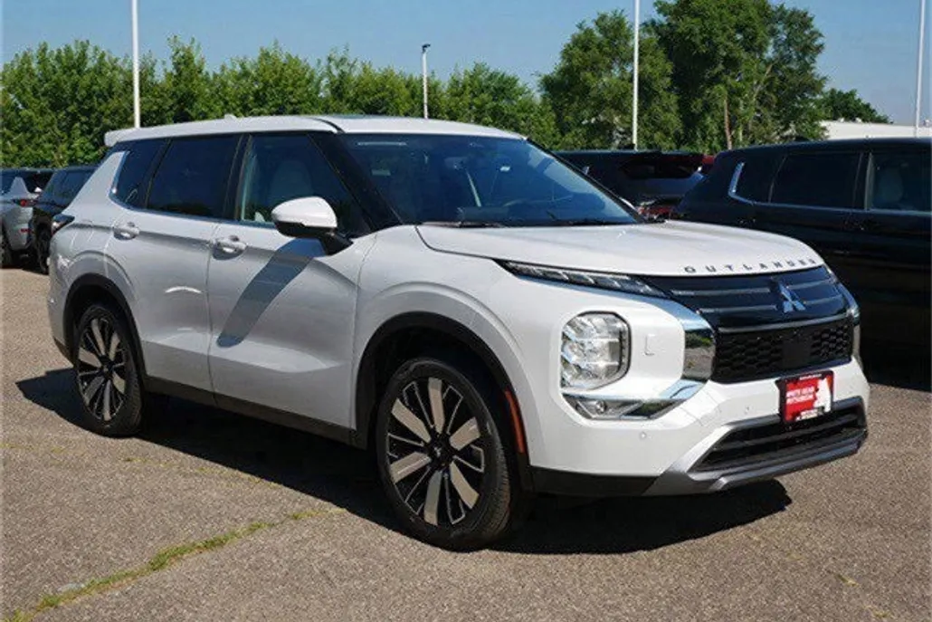 2025 Mitsubishi Outlander SE photo 1