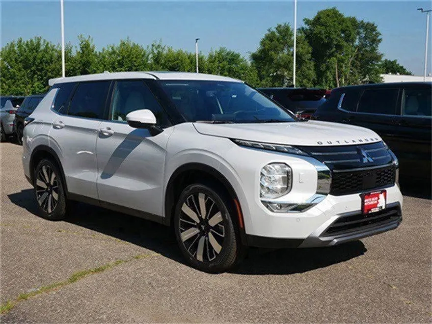 2025 Mitsubishi Outlander SE photo 1