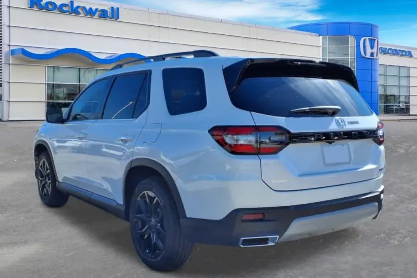 2025 Honda Pilot Touring photo 1