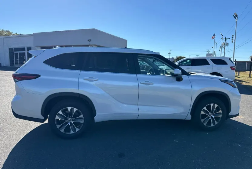 2024 Toyota Highlander XLE photo 1
