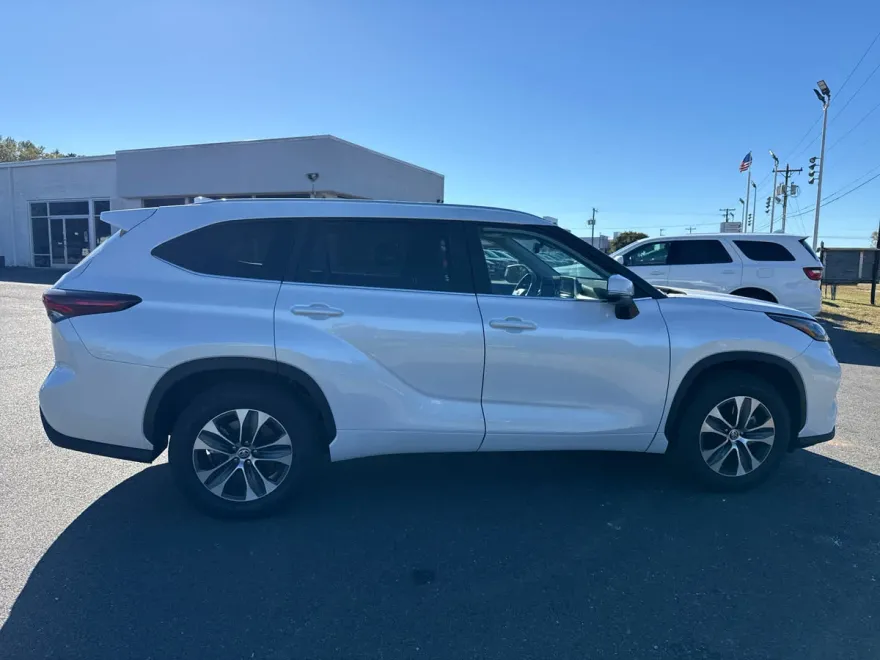 2024 Toyota Highlander XLE photo 1