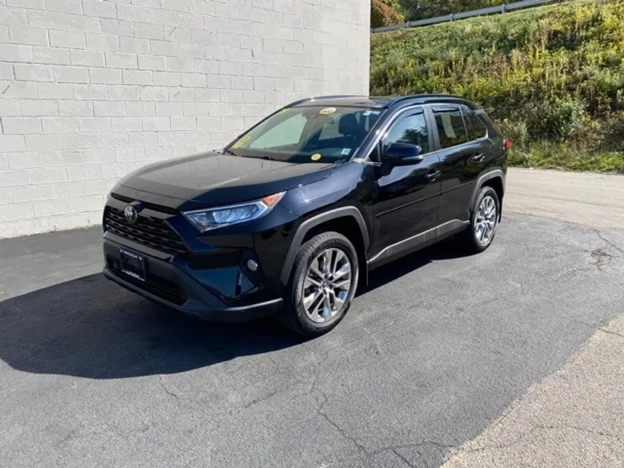 2019 Toyota RAV4 XLE Premium photo 1