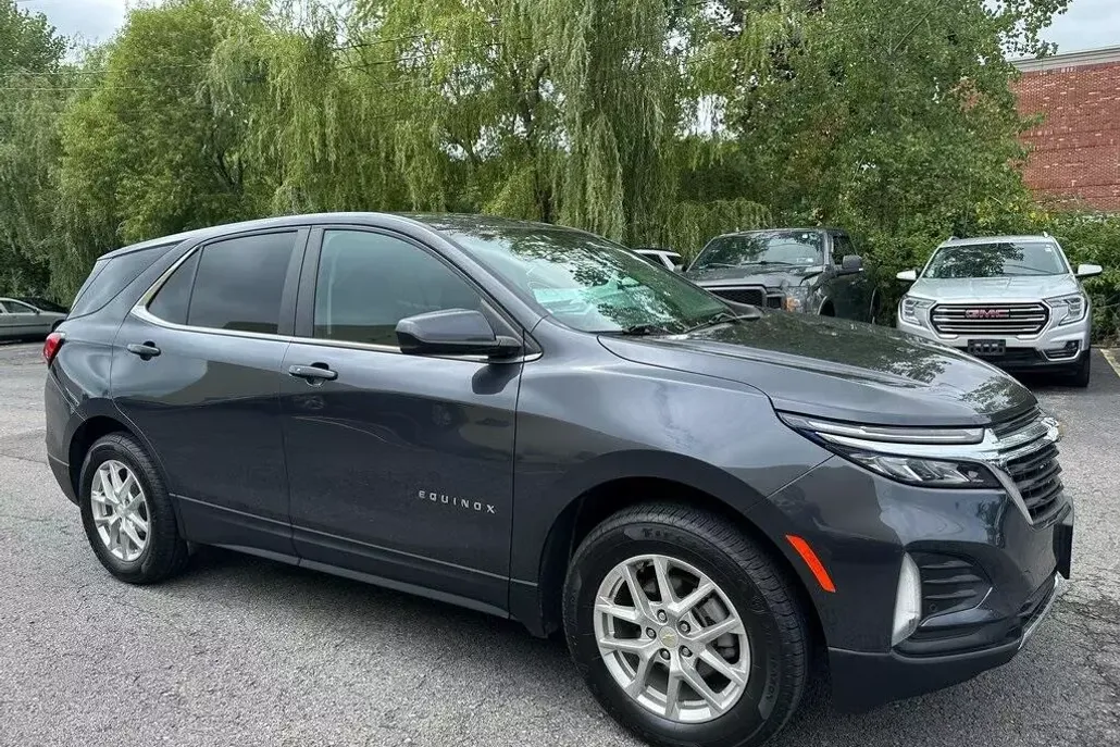 2022 Chevrolet Equinox LT photo 1