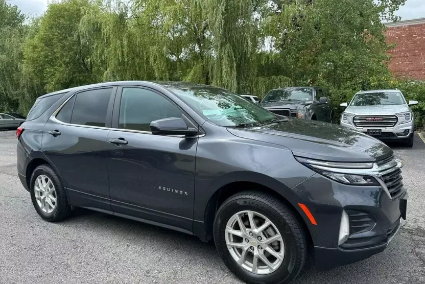2022 Chevrolet Equinox LT photo 1