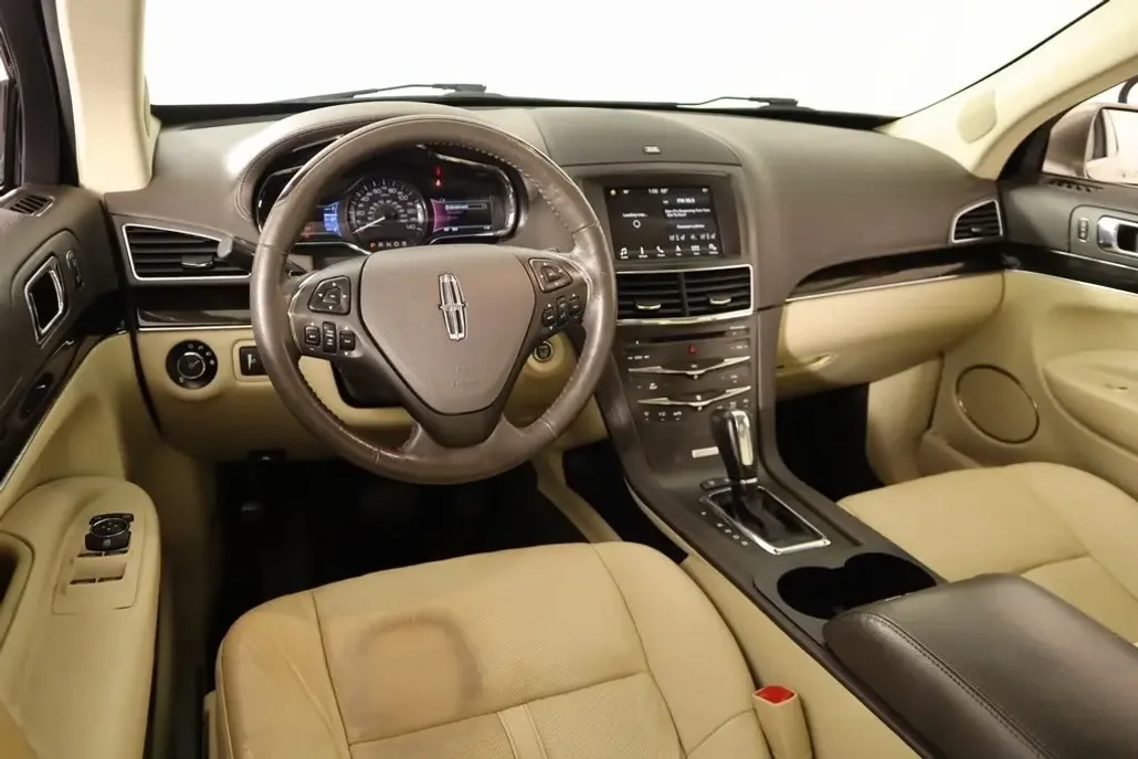 2019 Lincoln MKT photo 1