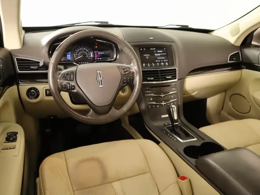 2019 Lincoln MKT photo 1