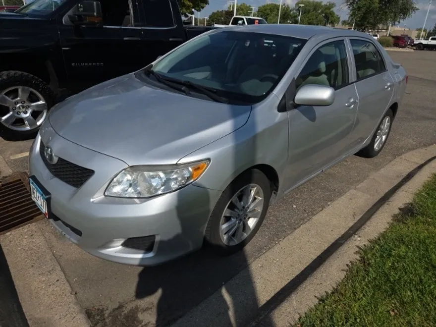 2009 Toyota Corolla LE photo 1