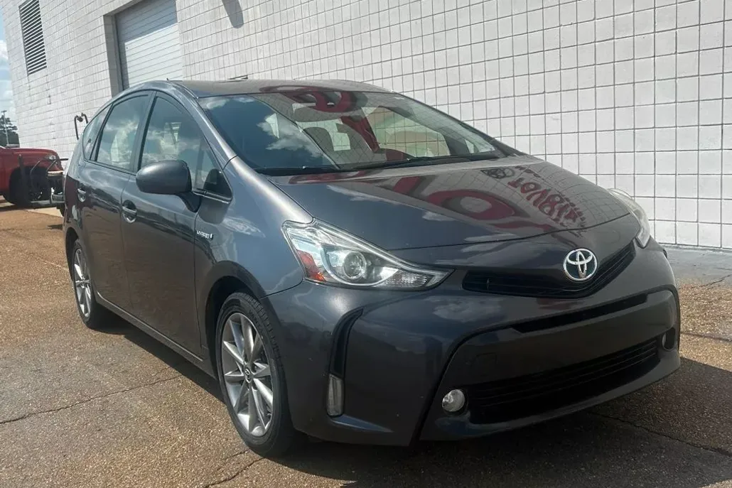 2016 Toyota Prius V Five photo 1