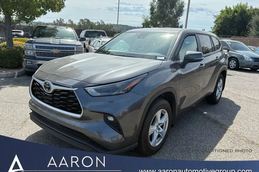 2024 Toyota Highlander LE photo 1