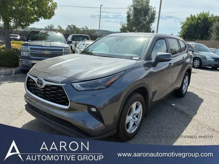 2024 Toyota Highlander LE photo 1