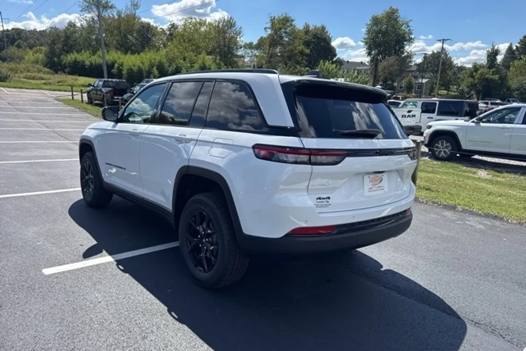 2025 Jeep Grand Cherokee Laredo Altitude photo 1