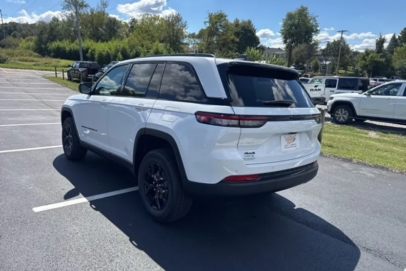 2025 Jeep Grand Cherokee Laredo Altitude photo 1