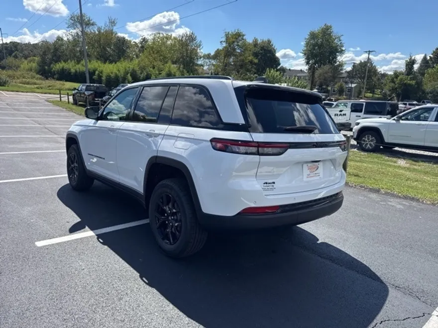 2025 Jeep Grand Cherokee Laredo Altitude photo 1