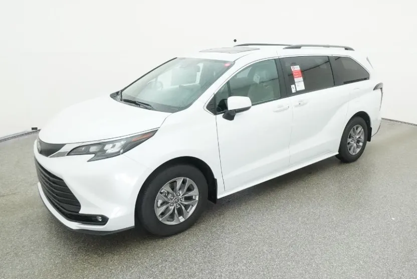 2025 Toyota Sienna XLE photo 1