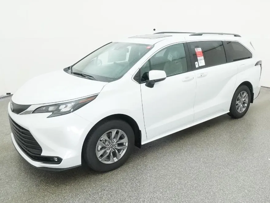 2025 Toyota Sienna XLE photo 1