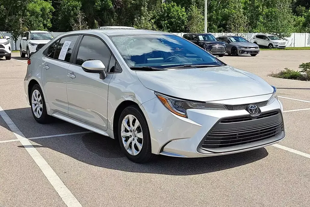 2024 Toyota Corolla LE photo 1