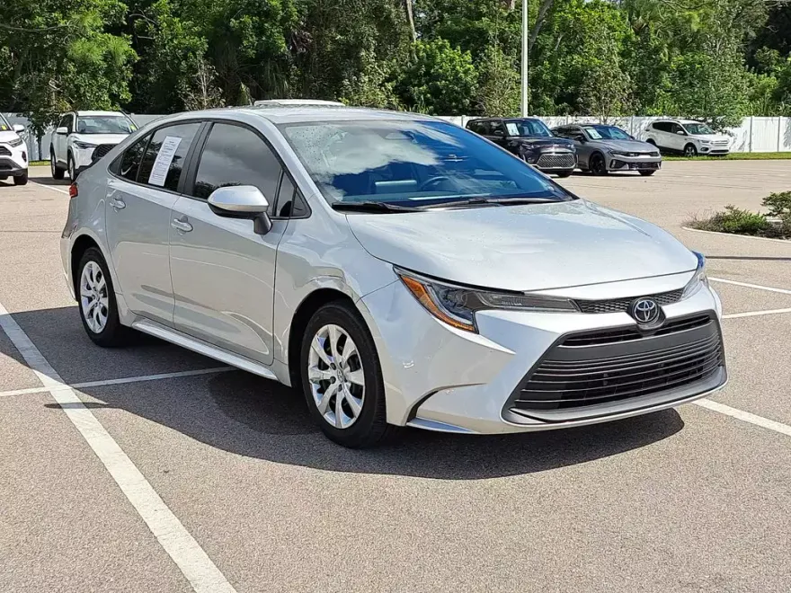 2024 Toyota Corolla LE photo 1