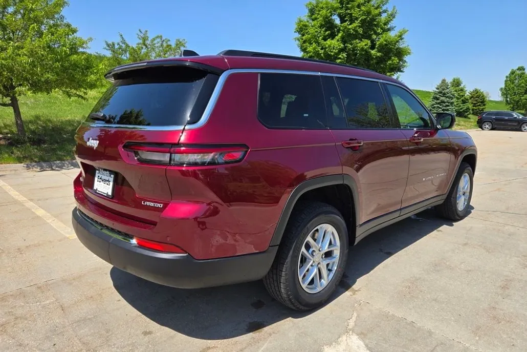 2025 Jeep Grand Cherokee Laredo photo 1