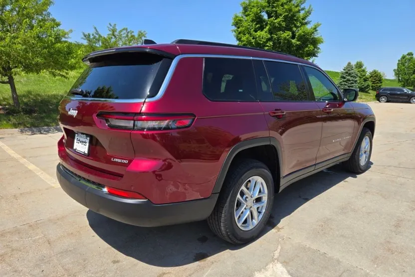 2025 Jeep Grand Cherokee Laredo photo 1