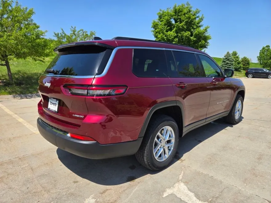 2025 Jeep Grand Cherokee Laredo photo 1