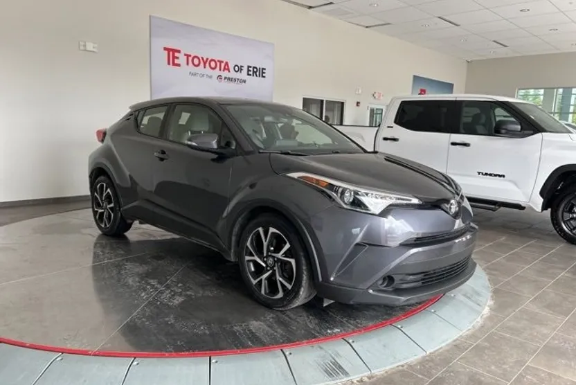 2019 Toyota C-HR XLE photo 1