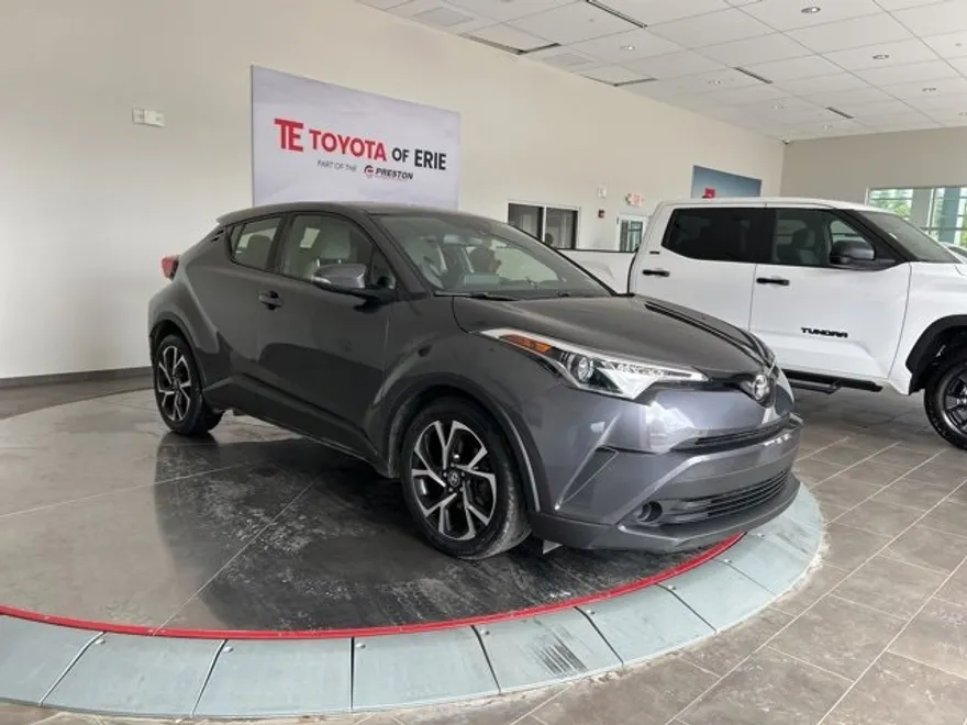 2019 Toyota C-HR XLE photo 1