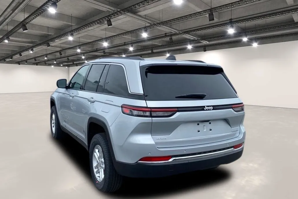 2025 Jeep Grand Cherokee Laredo photo 1