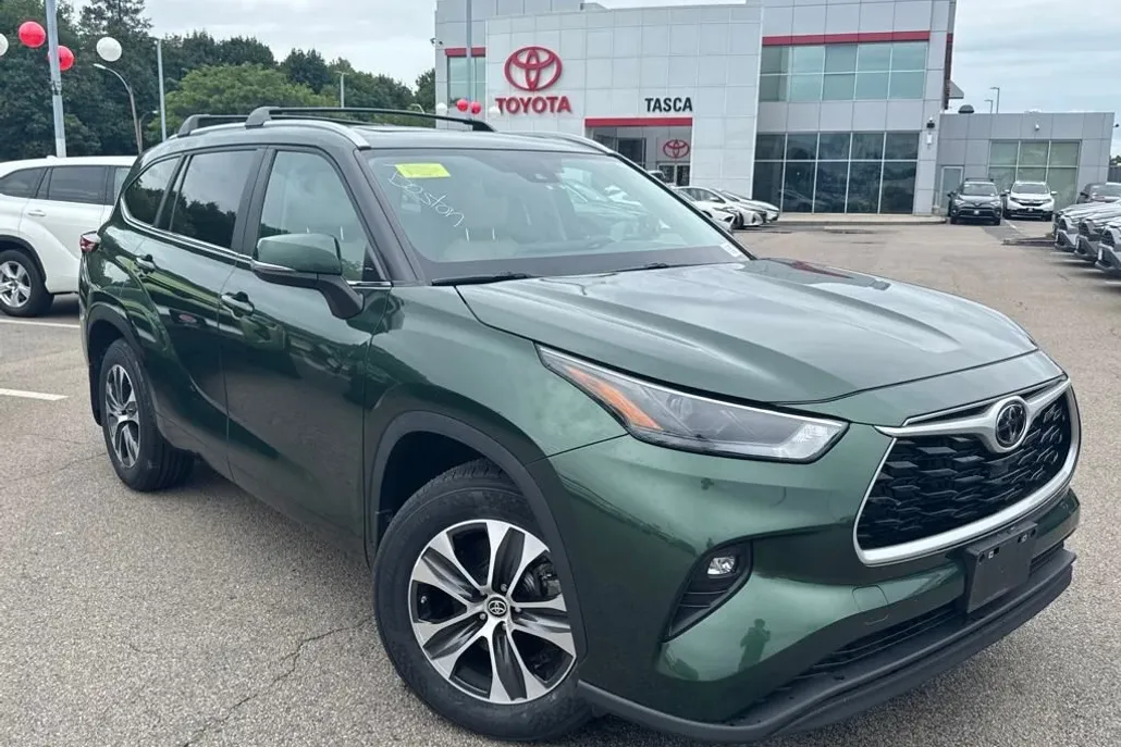 2023 Toyota Highlander XLE photo 1