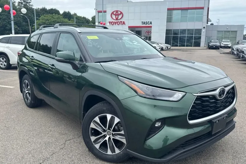 2023 Toyota Highlander XLE photo 1
